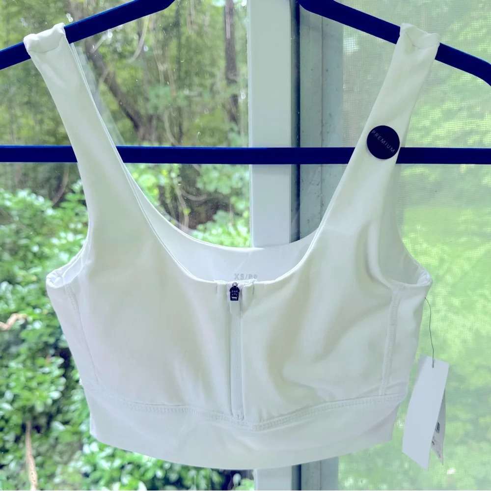 NWT Cotton On IBODY white zip front Vestlette. Removable padding size XSPP.